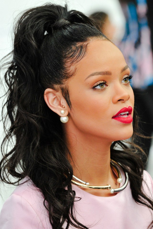 rihanna-dior-pearl-earring